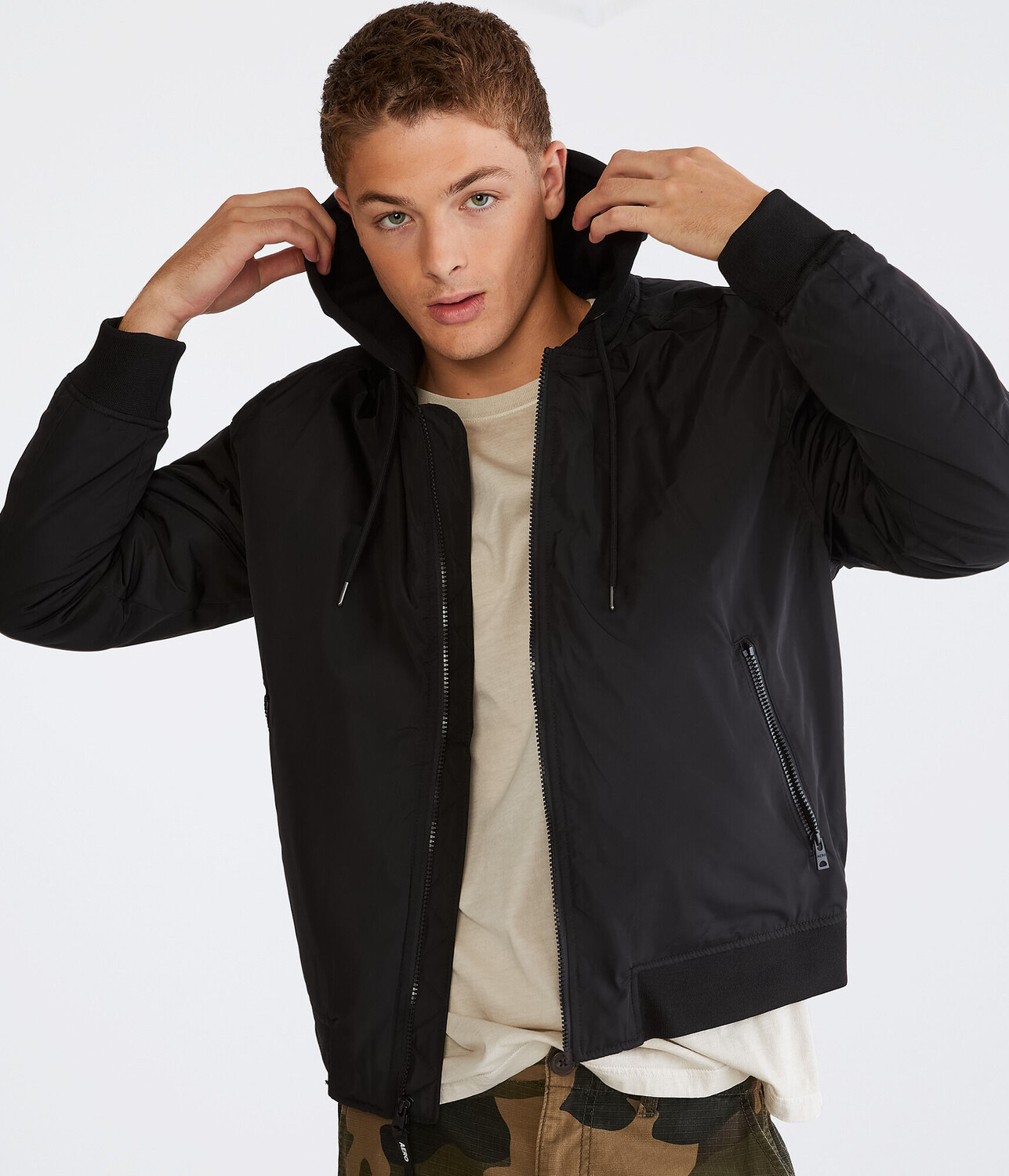 

Бомбер с капюшоном Aeropostale, черный