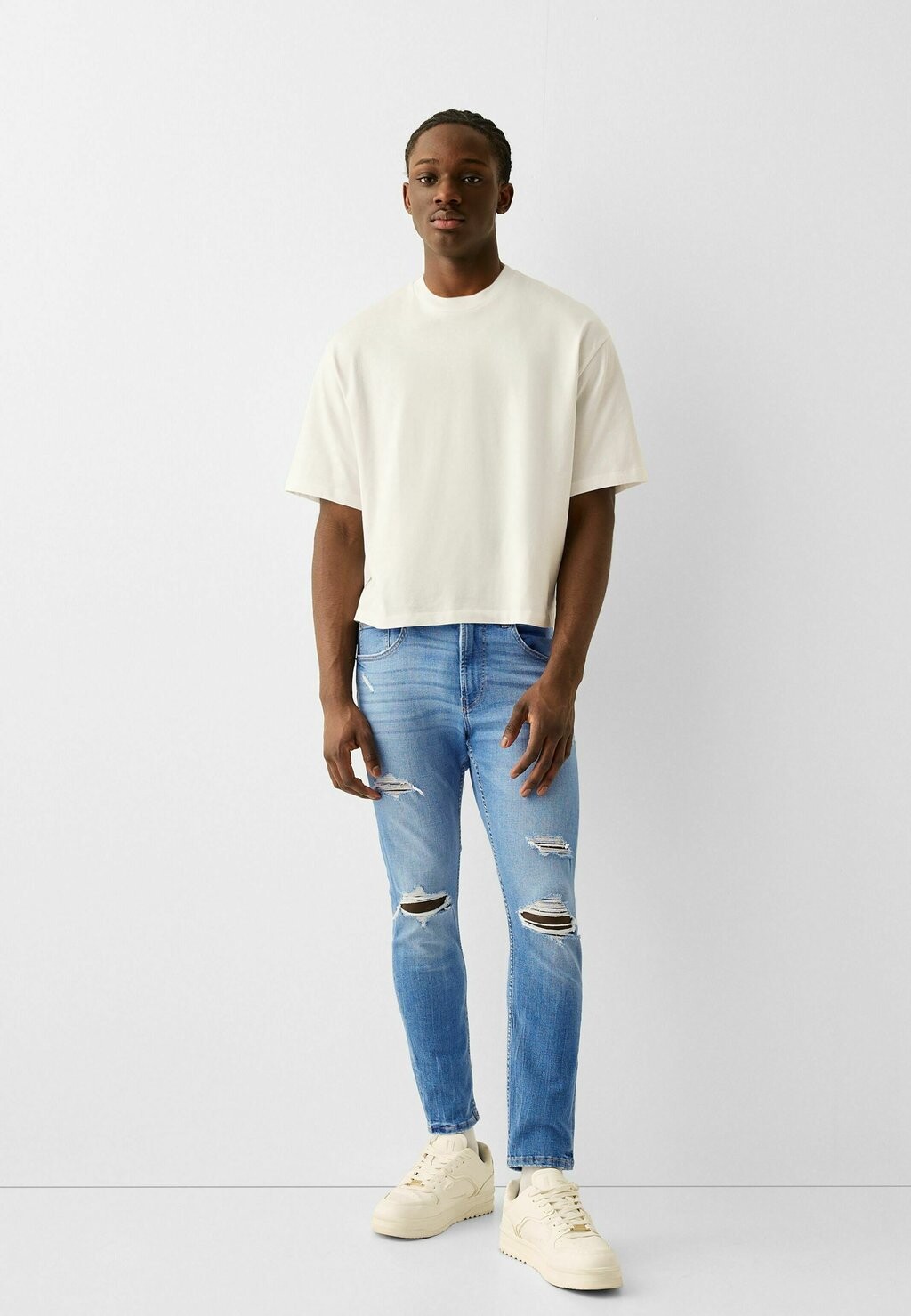 

Джинсы узкого кроя Ripped Paint Splatter Bershka, цвет light blue denim