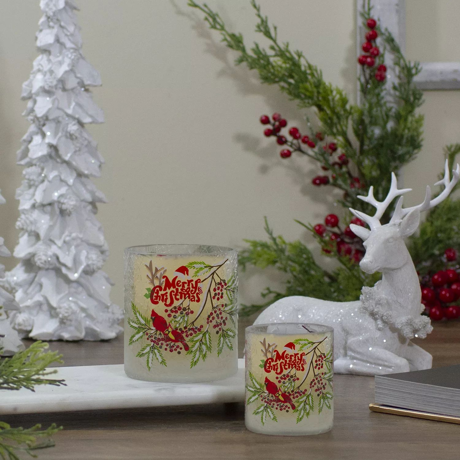 цена 8-дюймовый беспламенный стеклянный рождественский подсвечник из беспламенного стекла «Рождественский кардинал и сосна», расписанный вручную