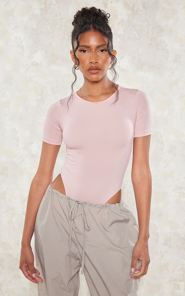 

PrettyLittleThing Базовое облегающее боди с короткими рукавами Pink Rose