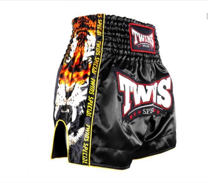 Шорты Muay Thai MT 300 на бойце