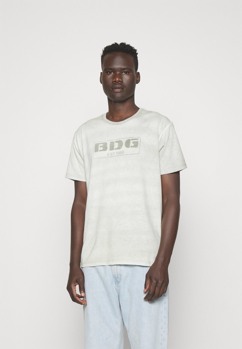 

Футболка базовая STENCIL SPRAY SLIM BDG Urban Outfitters, цвет green