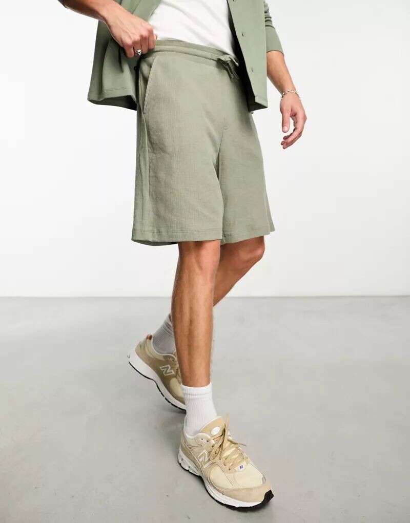

Зеленые шорты оверсайз цвета хаки ASOS