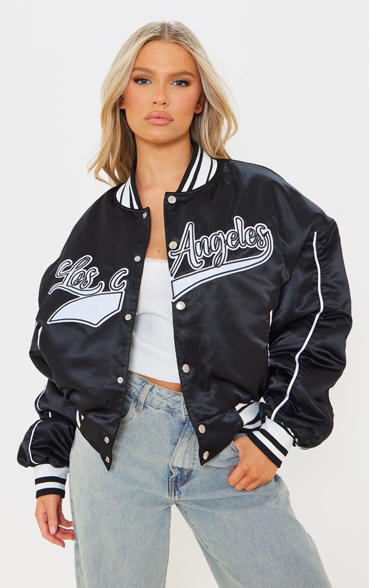 

PrettyLittleThing Черный атласный бомбер с контрастным логотипом LA Slogan спереди