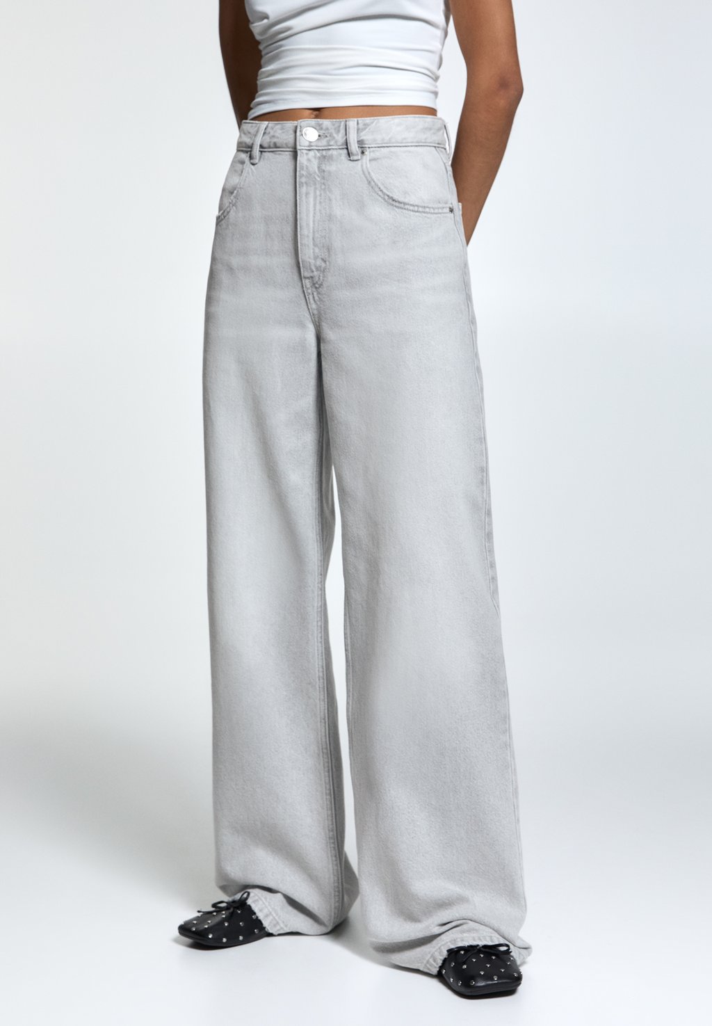цена Расклешенные джинсы MID-RISE WIDE PULL&BEAR, цвет grey