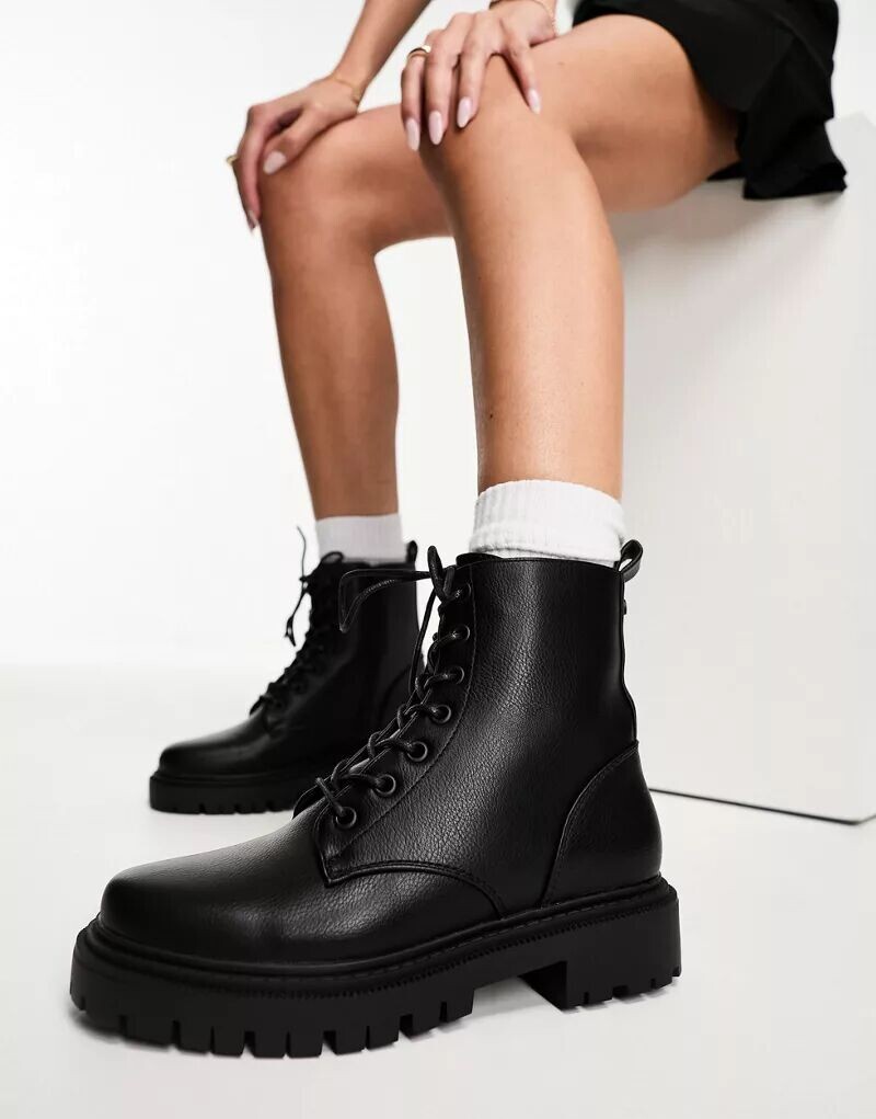 

Черные ботинки на шнуровке Schuh Alexandra