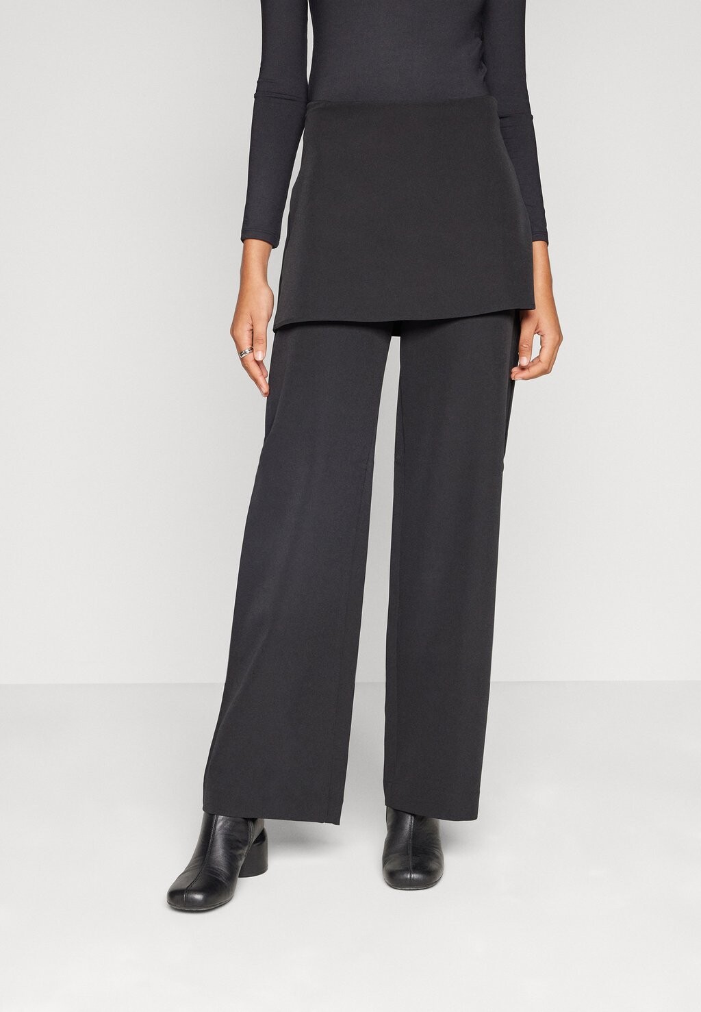 

Тканевые брюки Monki, черный