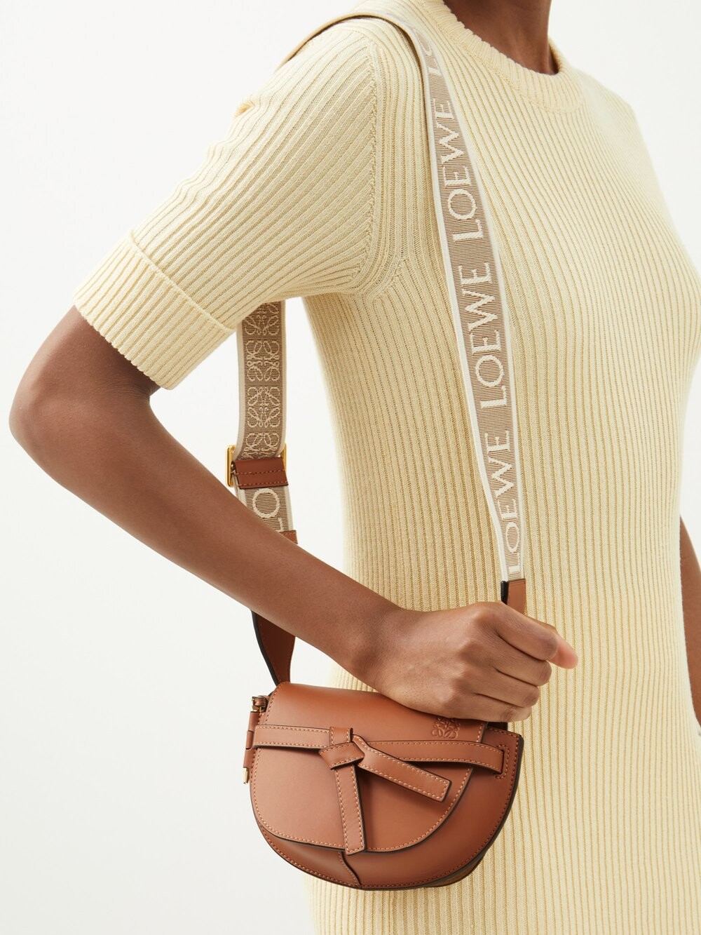 

Миниатюрная кожаная сумка через плечо gate LOEWE, коричневый