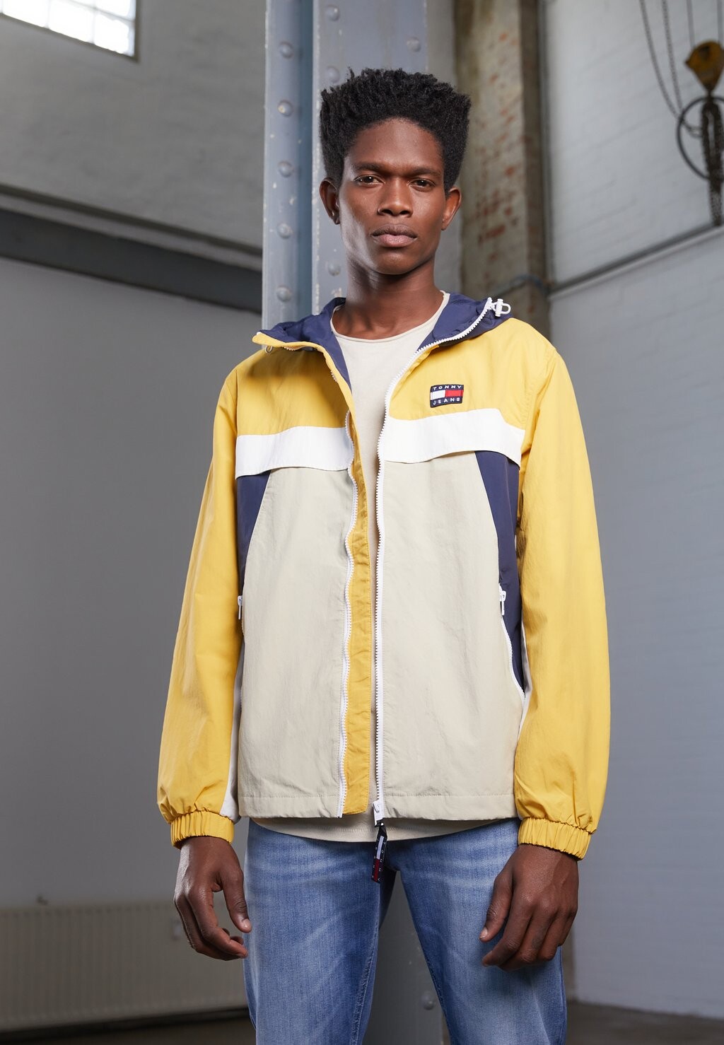 

Летняя куртка Tommy Jeans