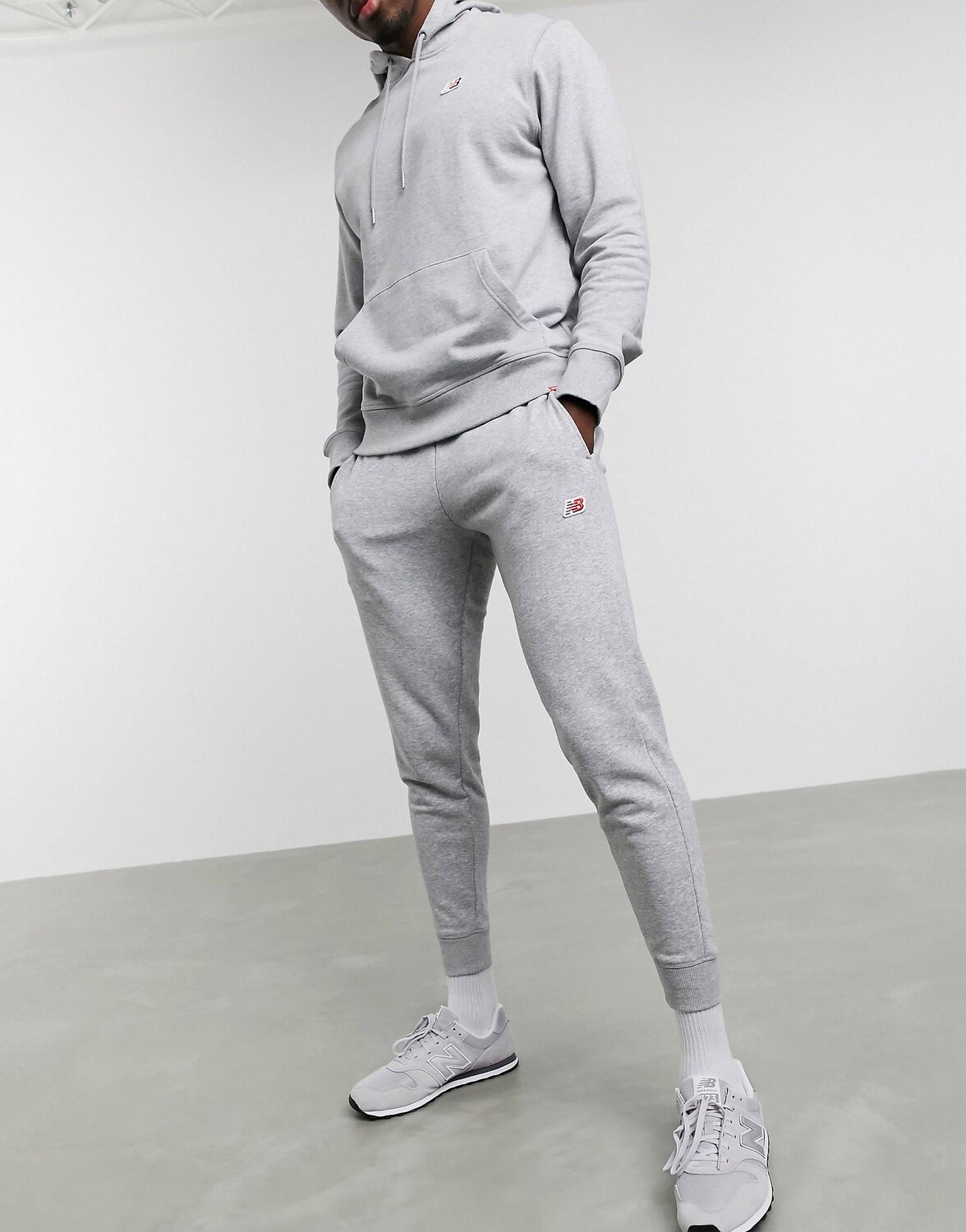 

Серые джоггеры с небольшим логотипом New Balance