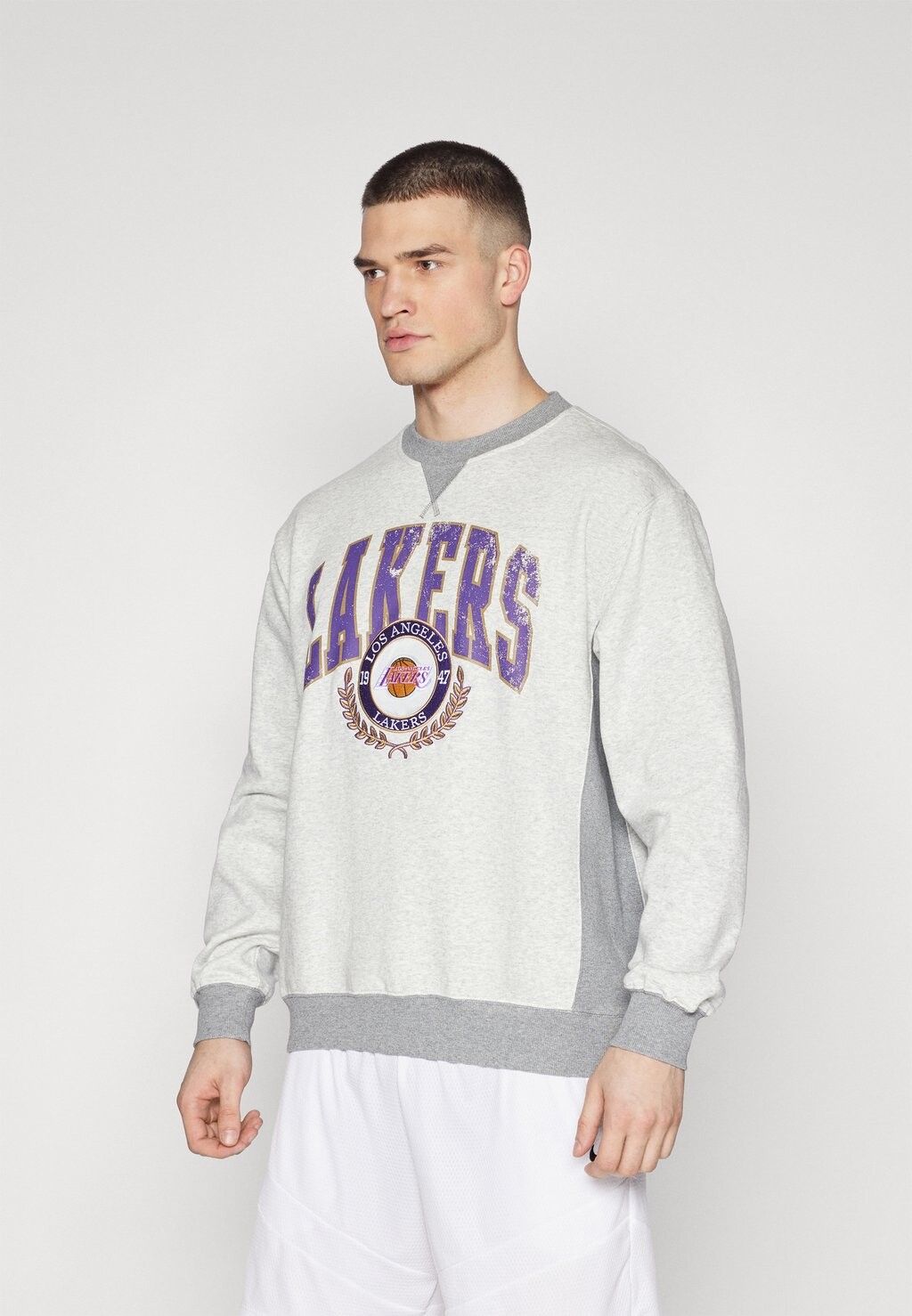 

Толстовка NBA LOS ANGELES LAKERS PREMIUM CREW Mitchell & Ness, цвет grey heather