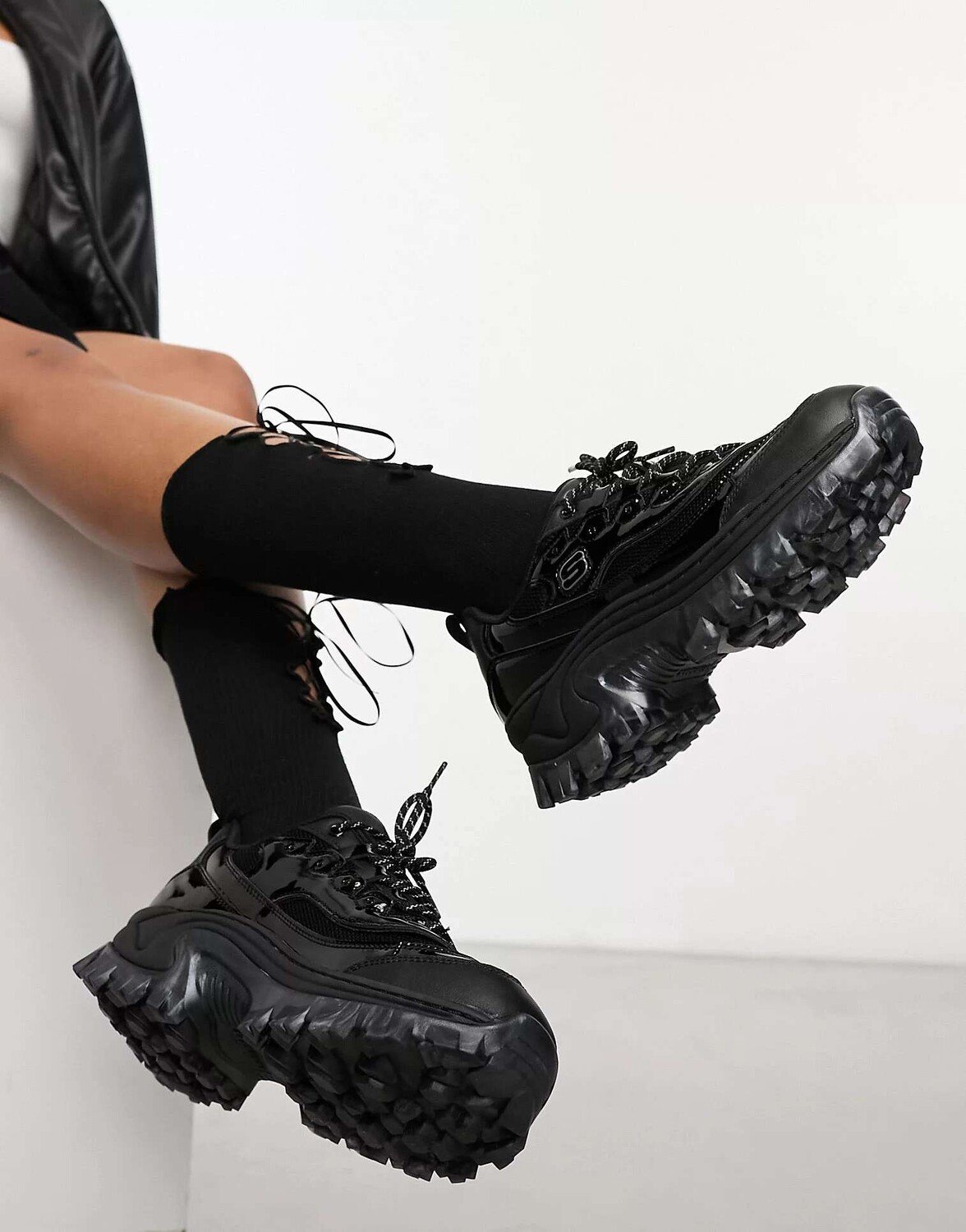 

Лакированные черные кроссовки Skechers Hi-ryze Doja Cat