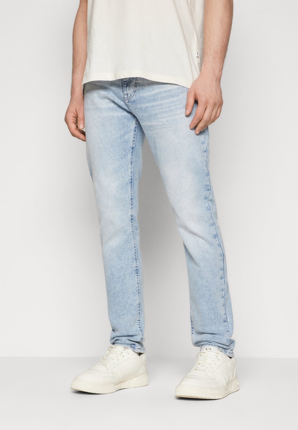 цена Джинсы зауженного кроя AUSTIN SLIM TAPERED Tommy Jeans, цвет denim light
