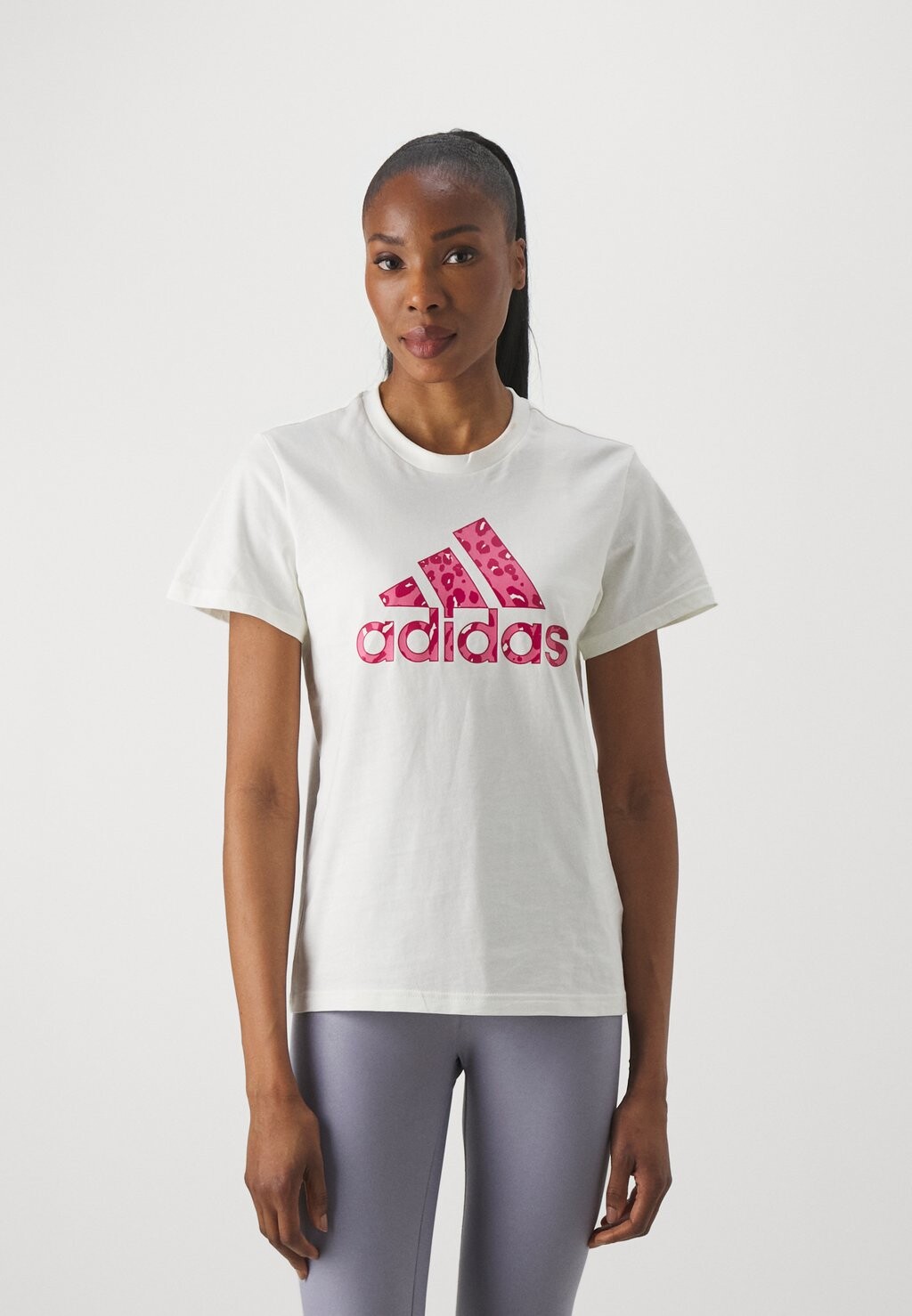 

Футболка с принтом ANIMAL adidas Sportswear, цвет off white