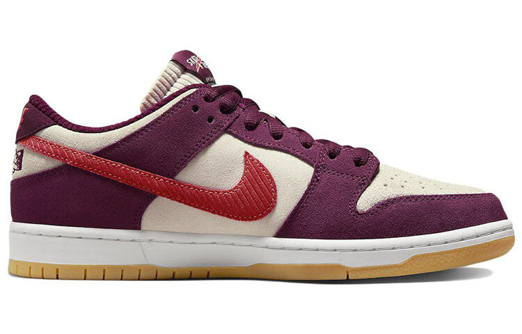 

Кроссовки унисекс Nike Dunk SB Low Skate, белый / фиолетовый