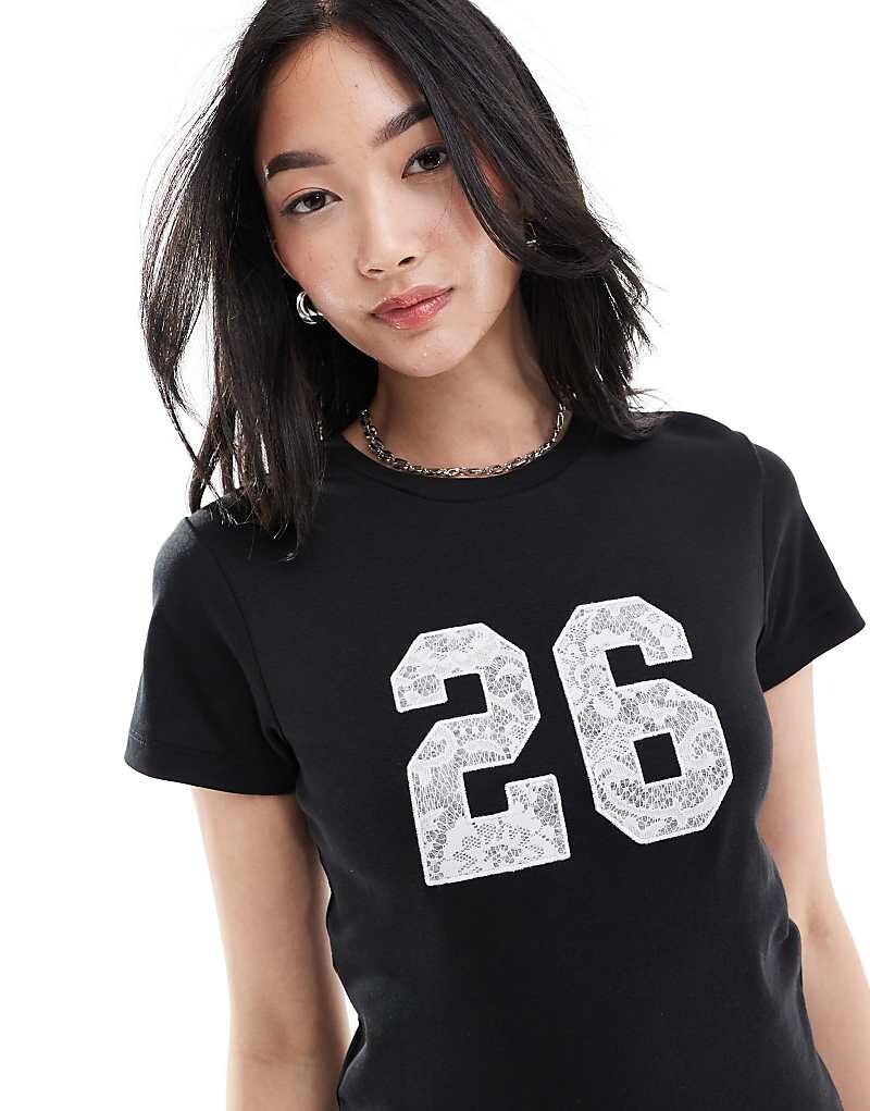 

ASOS DESIGN Черная укороченная футболка с принтом в виде цифры «26» и кружевной деталью