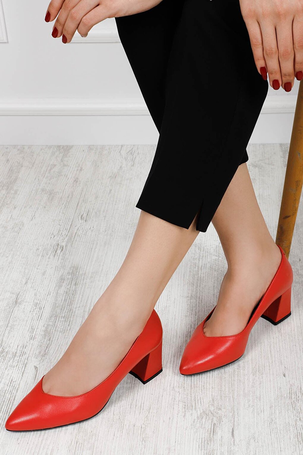 цена RED Женские туфли из натуральной кожи с острым носком на среднем толстом каблуке 24170 GÖNDERİ(R)