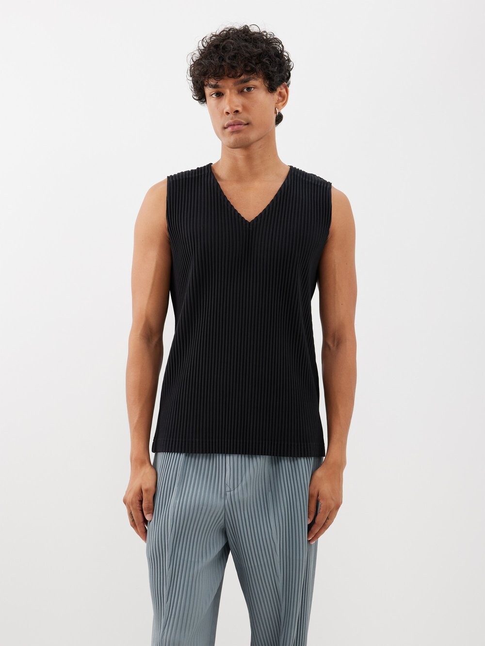 

Топ без рукавов со складками и v-образным вырезом Homme Plissé Issey Miyake, черный