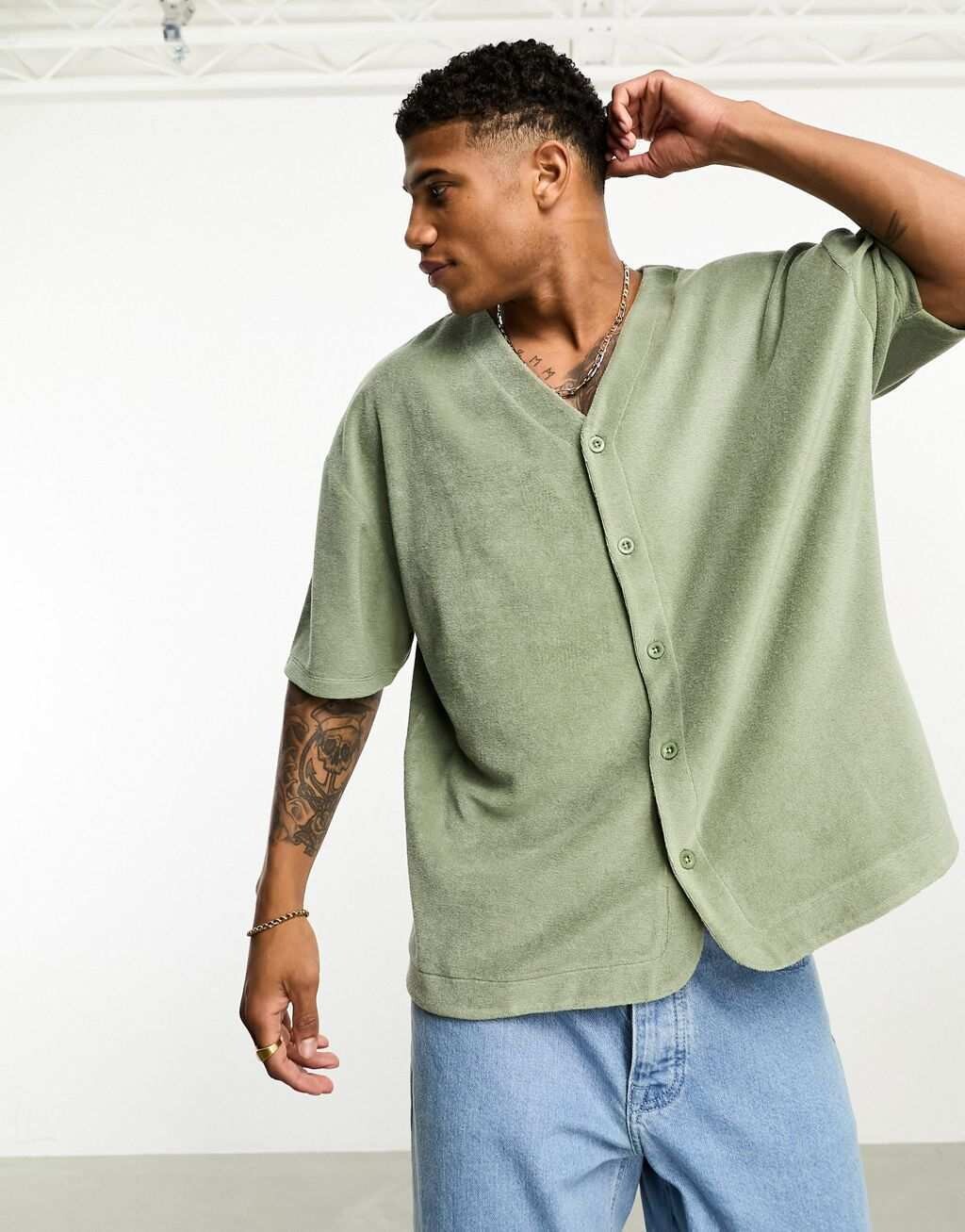 

Объемная футболка цвета хаки с короткими рукавами и пуговицами ASOS DESIGN