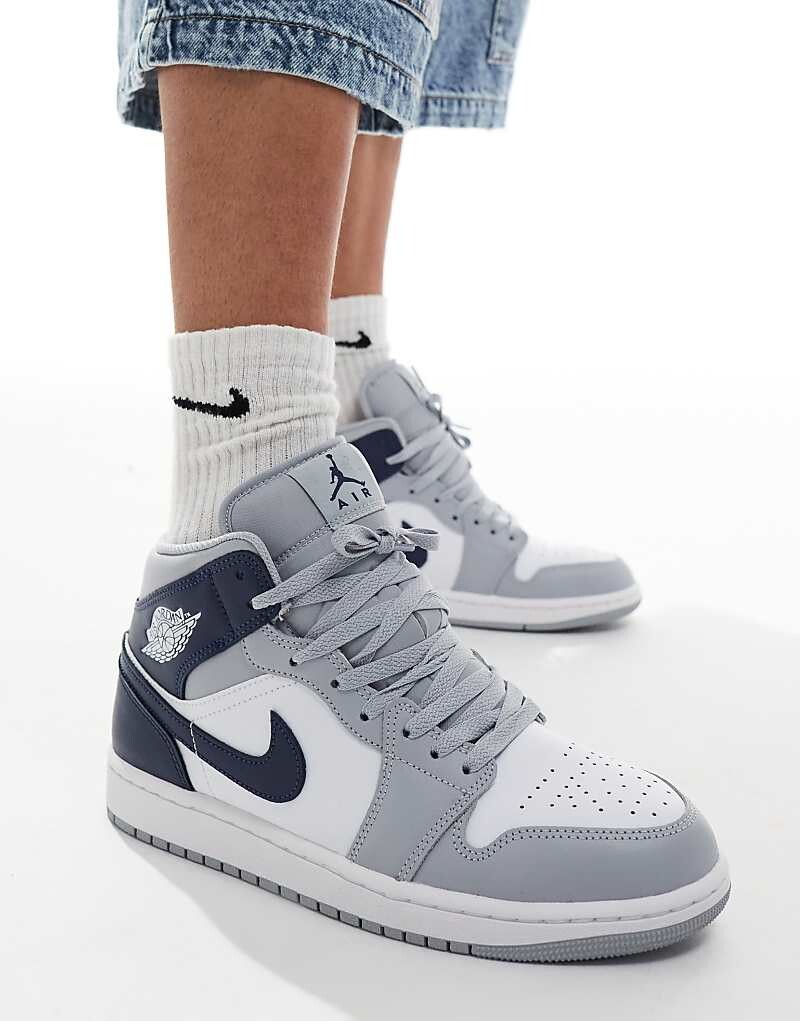 

Air Jordan 1 — бело-темно-синие спортивные туфли до щиколотки