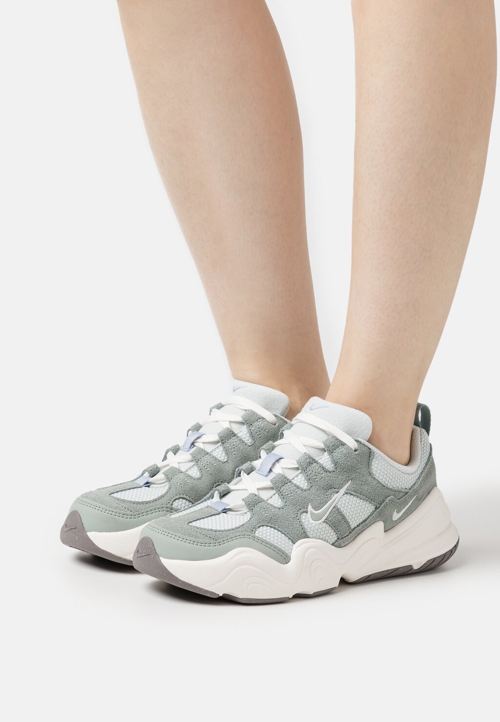 

Кроссовки Nike Tech Hera, светло-серебристый / зеленая слюда