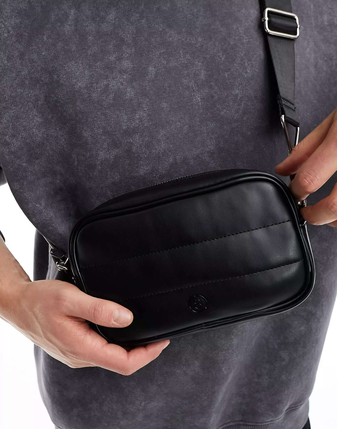 

Черная сумка через плечо Bershka PU