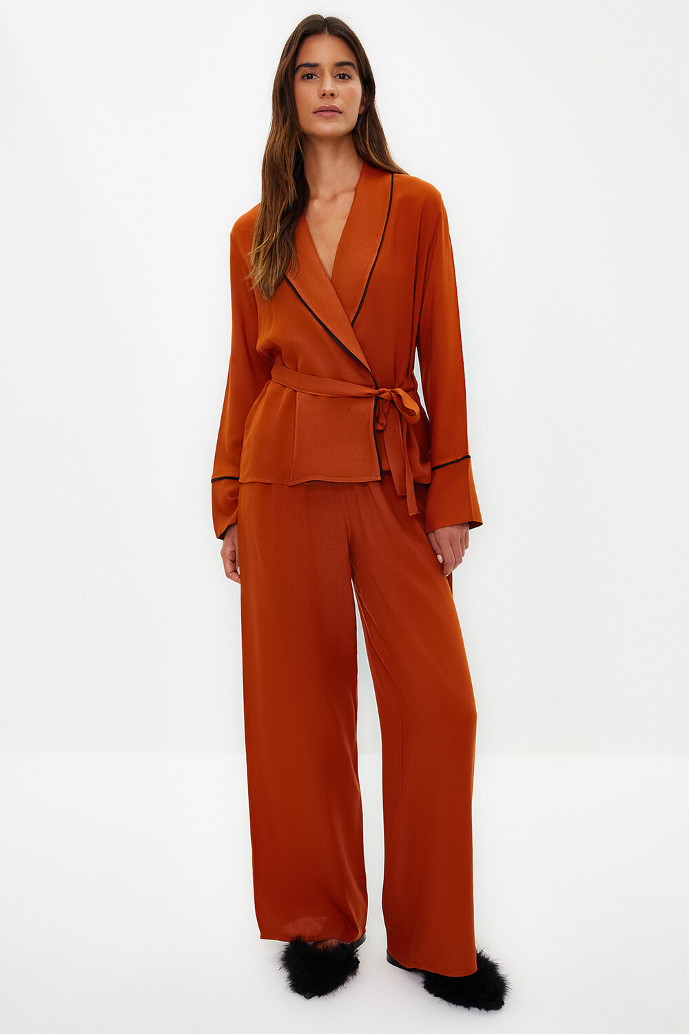 

Тканый пижамный комплект с двубортной рубашкой и брюками цвета корицы Trendyol, коричневый