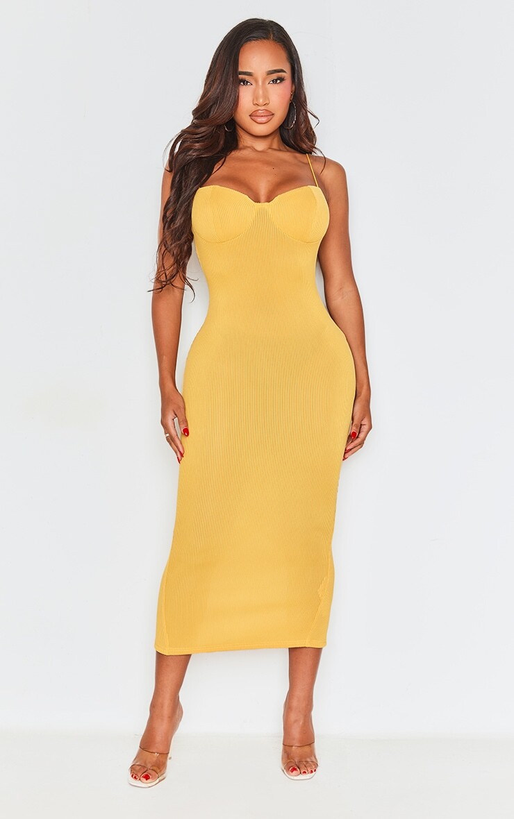 

PrettyLittleThing Желтое платье мидакси с плиссированной отделкой и чашками