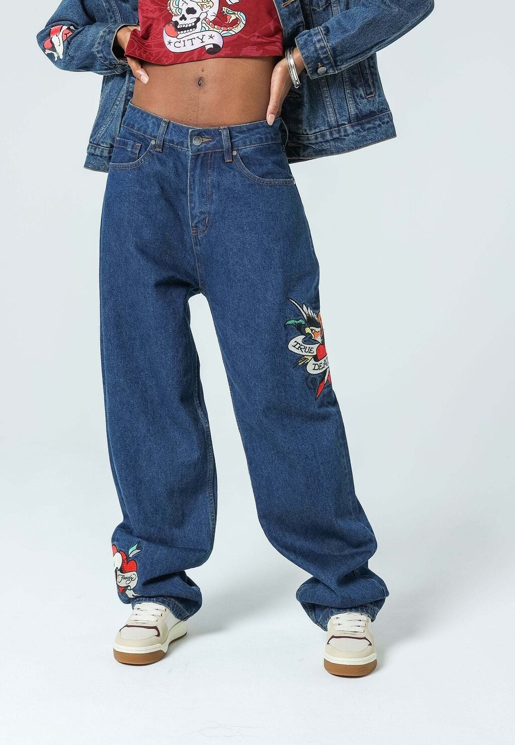 

Джинсы свободного кроя Ed Hardy