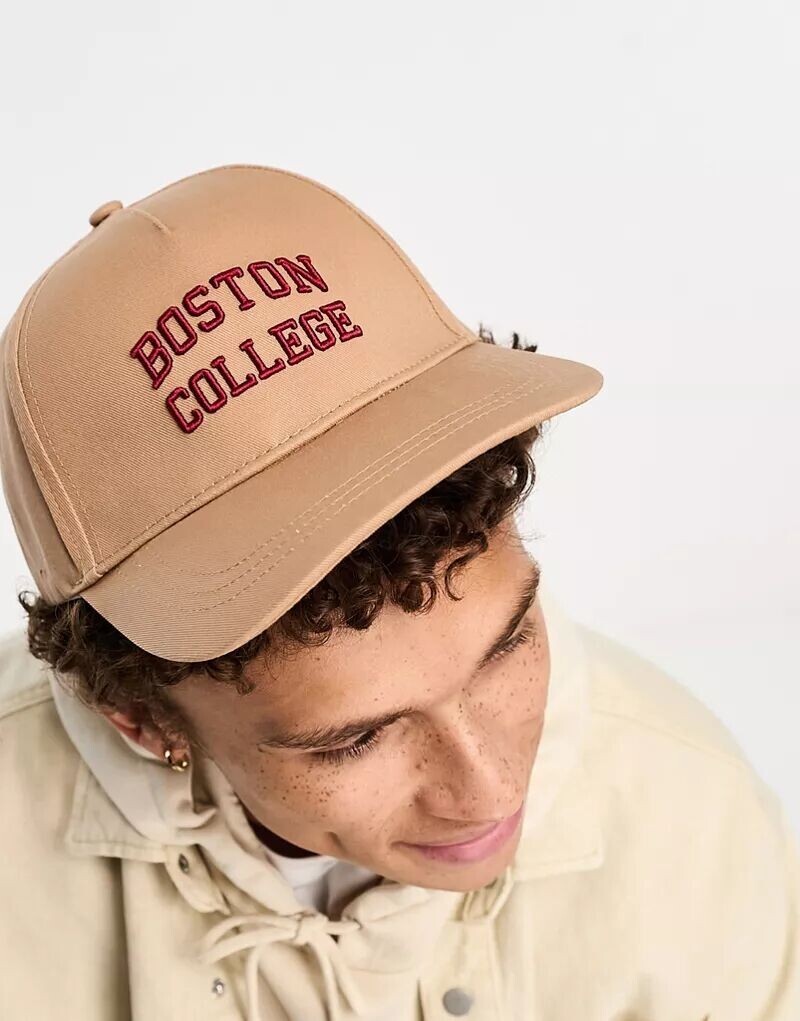 

Бежевая кепка Boardmans с принтом Boston College