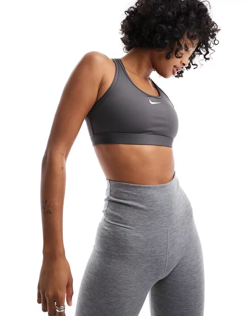 

Пепельный бюстгальтер средней поддержки Nike Swoosh Dri-FIT