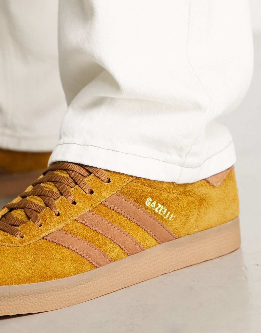 

Светло-коричневые кроссовки на резиновой подошве adidas Originals Gazelle