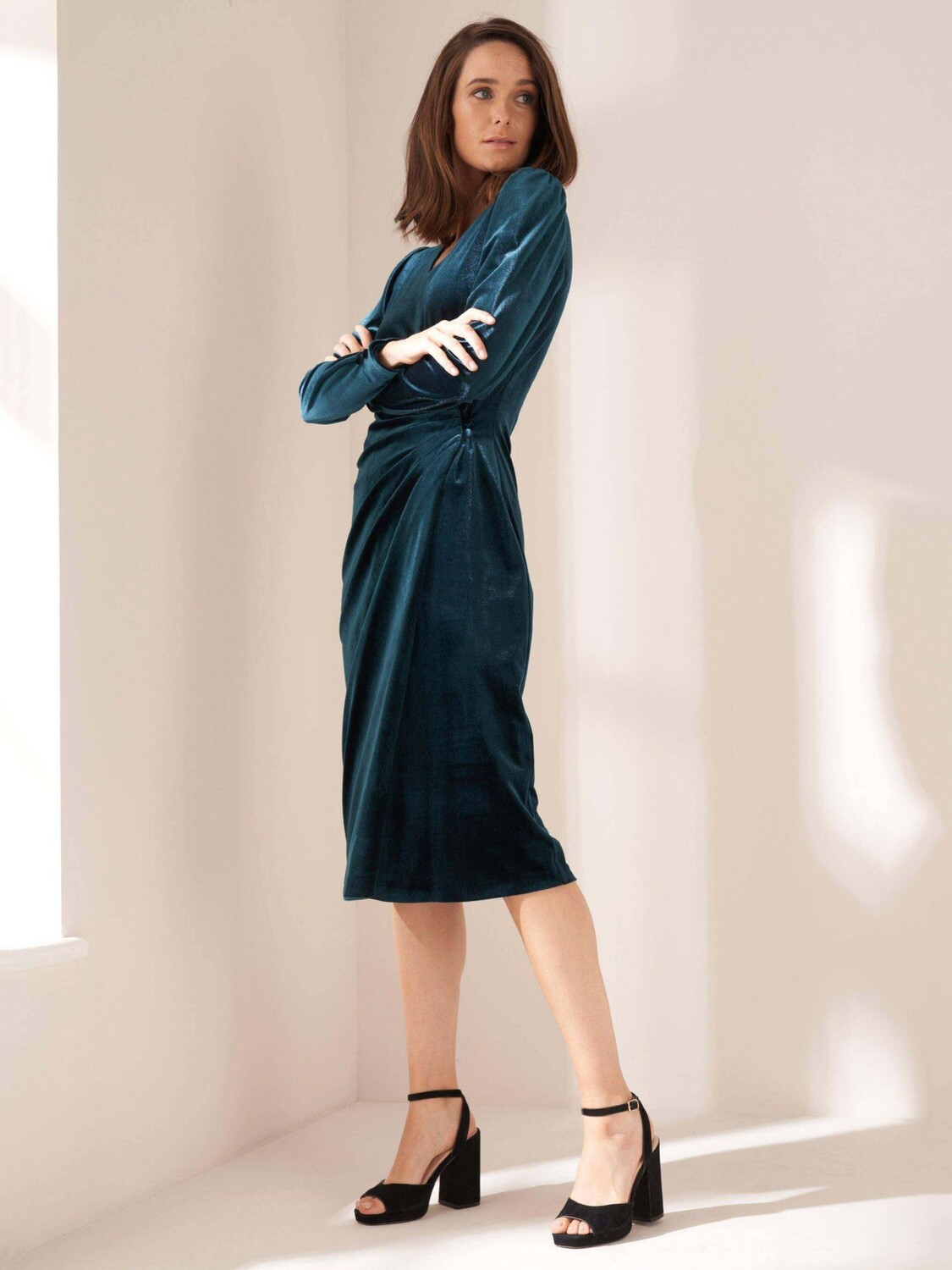 

Платье длиной до колена с запахом Truly Velvet, бензиновый