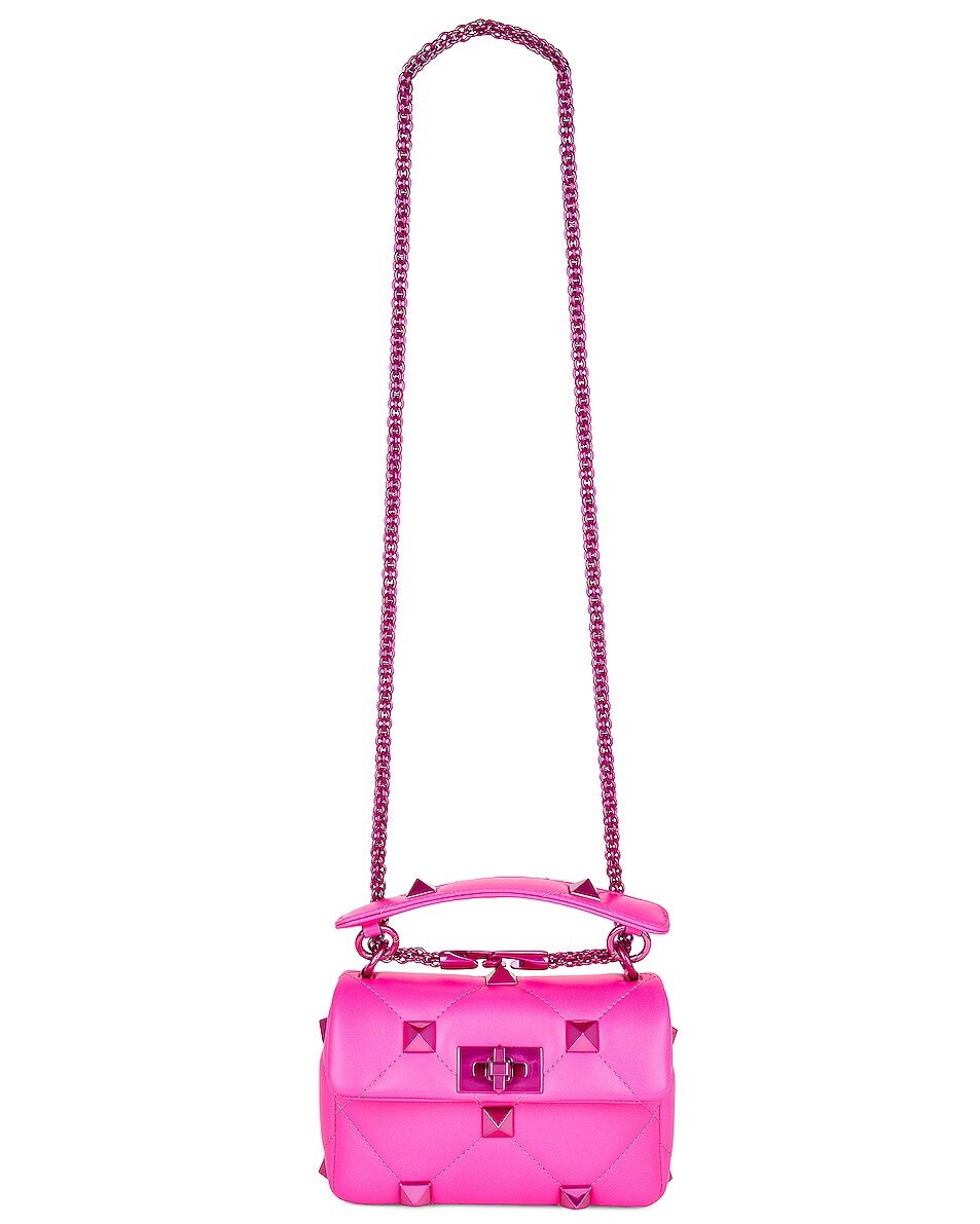 

Сумка-клатч Valentino Garavani Small Roman Stud Shoulder, розовый