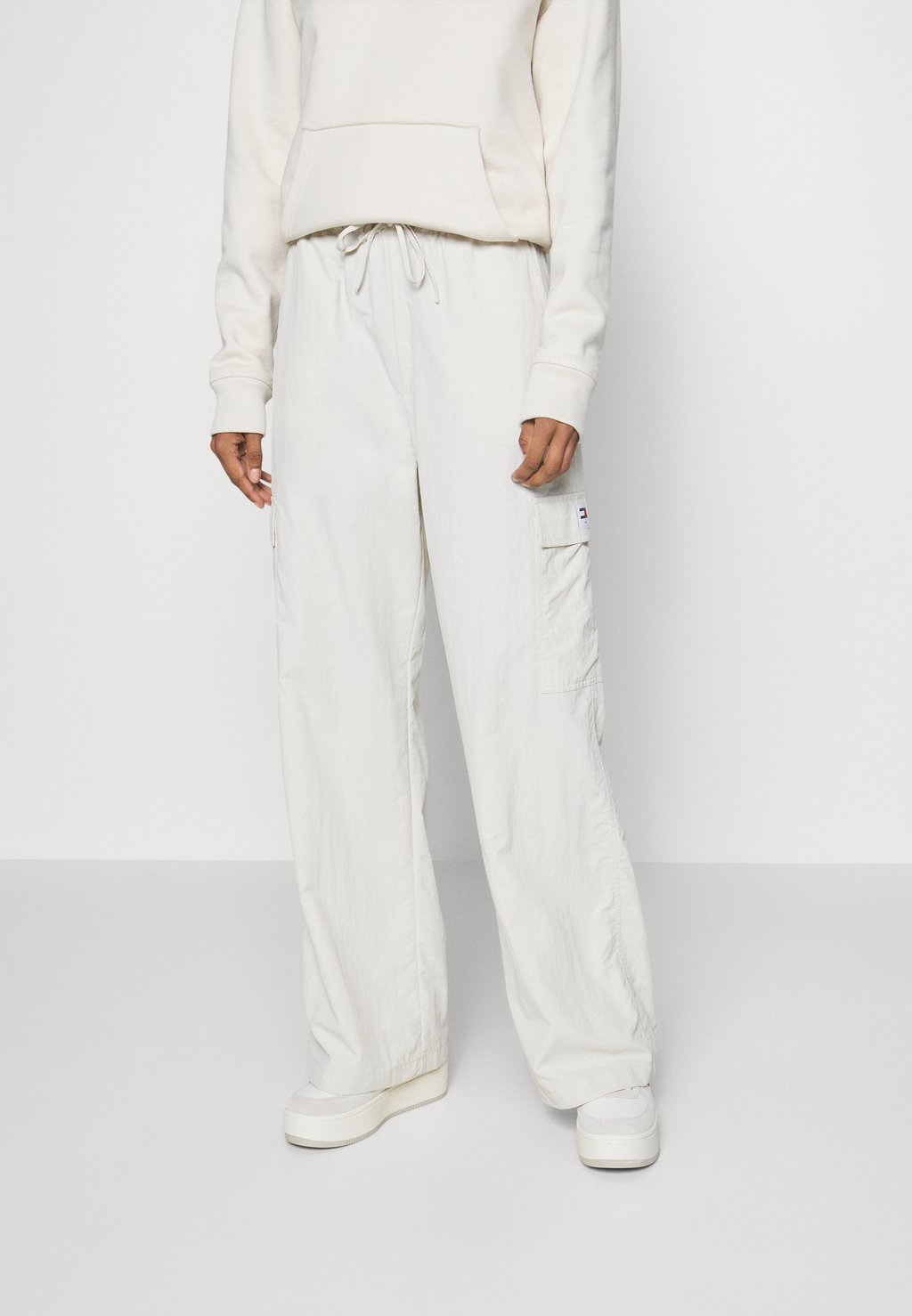 

Брюки карго Tommy Jeans DAISY ELASTICATED PANT, цвет newsprint