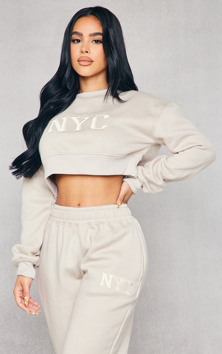 

PrettyLittleThing Укороченный свитшот Petite Taupe NYC