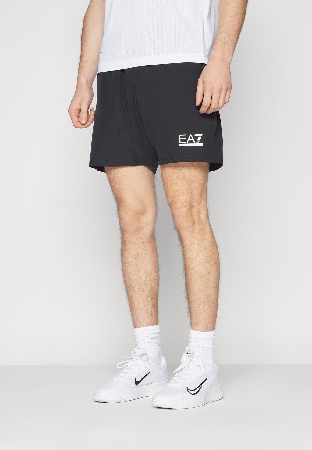 

Спортивные шорты EA7 Emporio Armani, черный