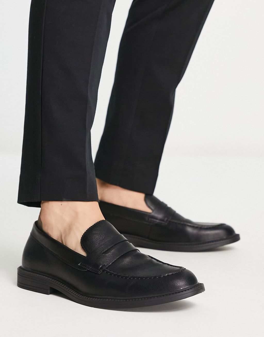 

Черные массивные лоферы Schuh roberto