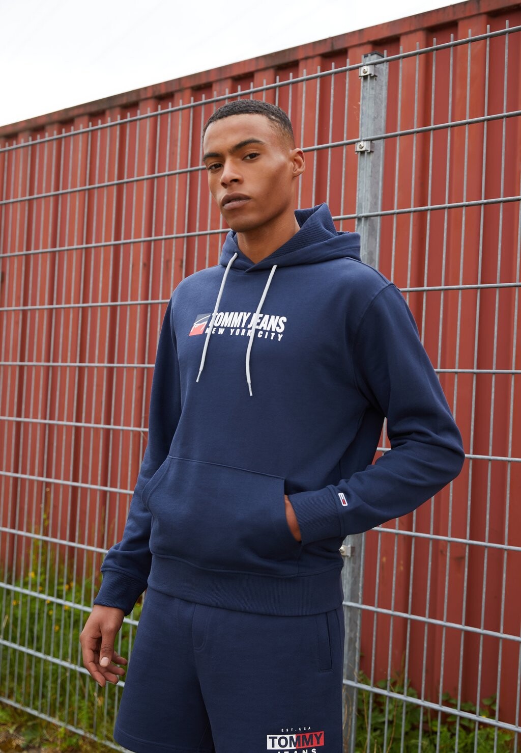 

Худи Tommy Jeans