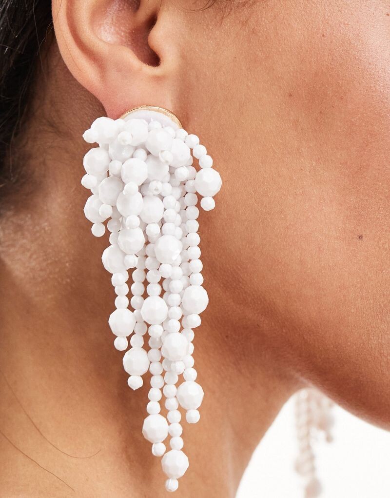 

ASOS DESIGN – белые длинные серьги с ниспадающими кристаллами