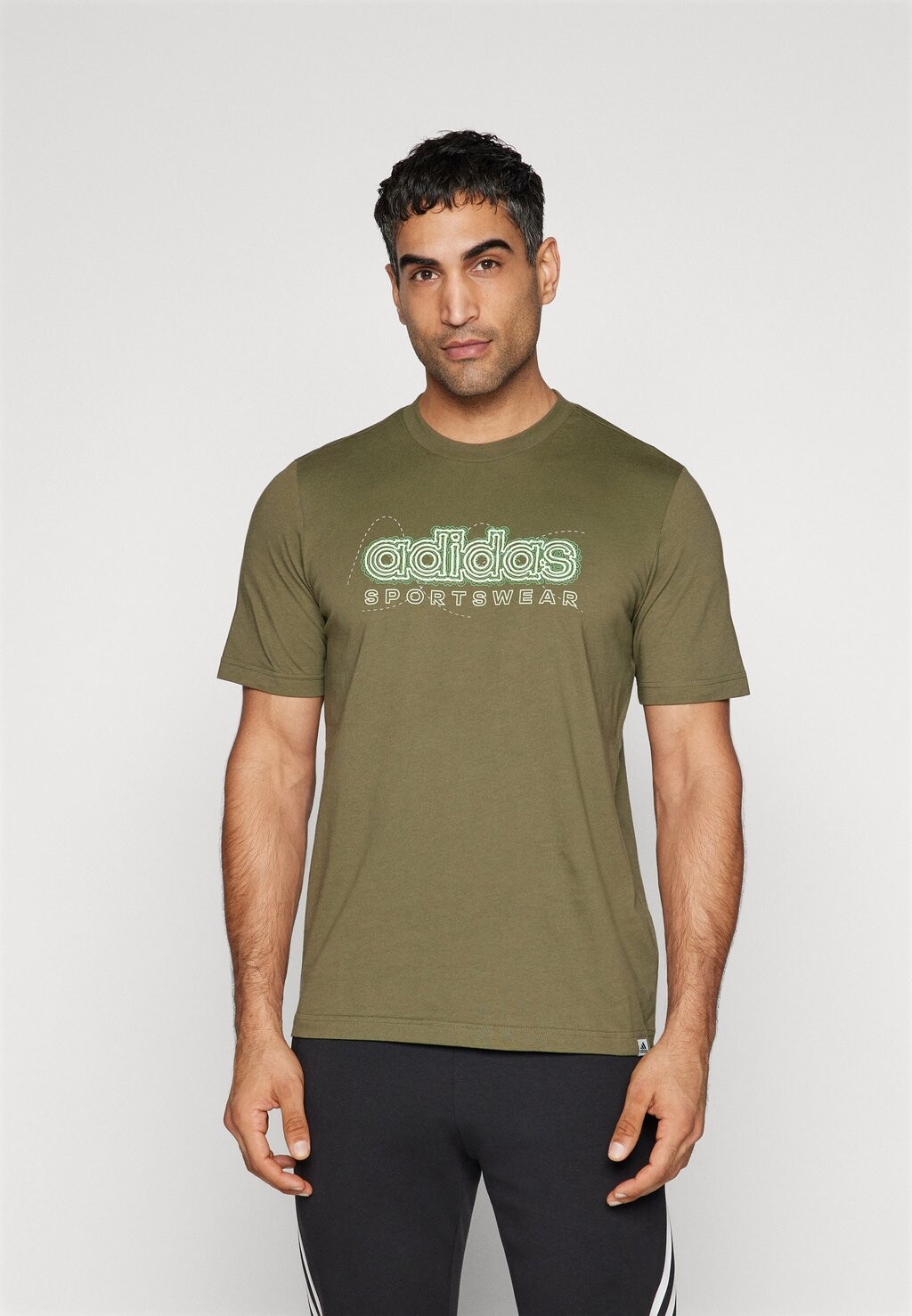 

Футболка с принтом GROWTH adidas Sportswear, цвет olive strata