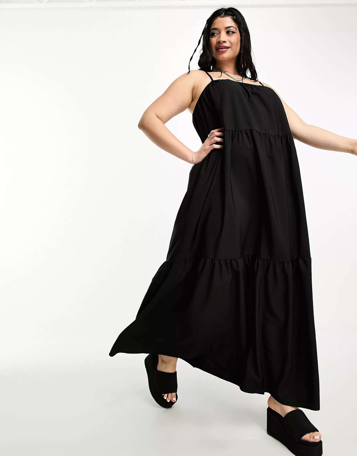 

Черное многоярусное платье макси Urban Threads Plus Urban Threads