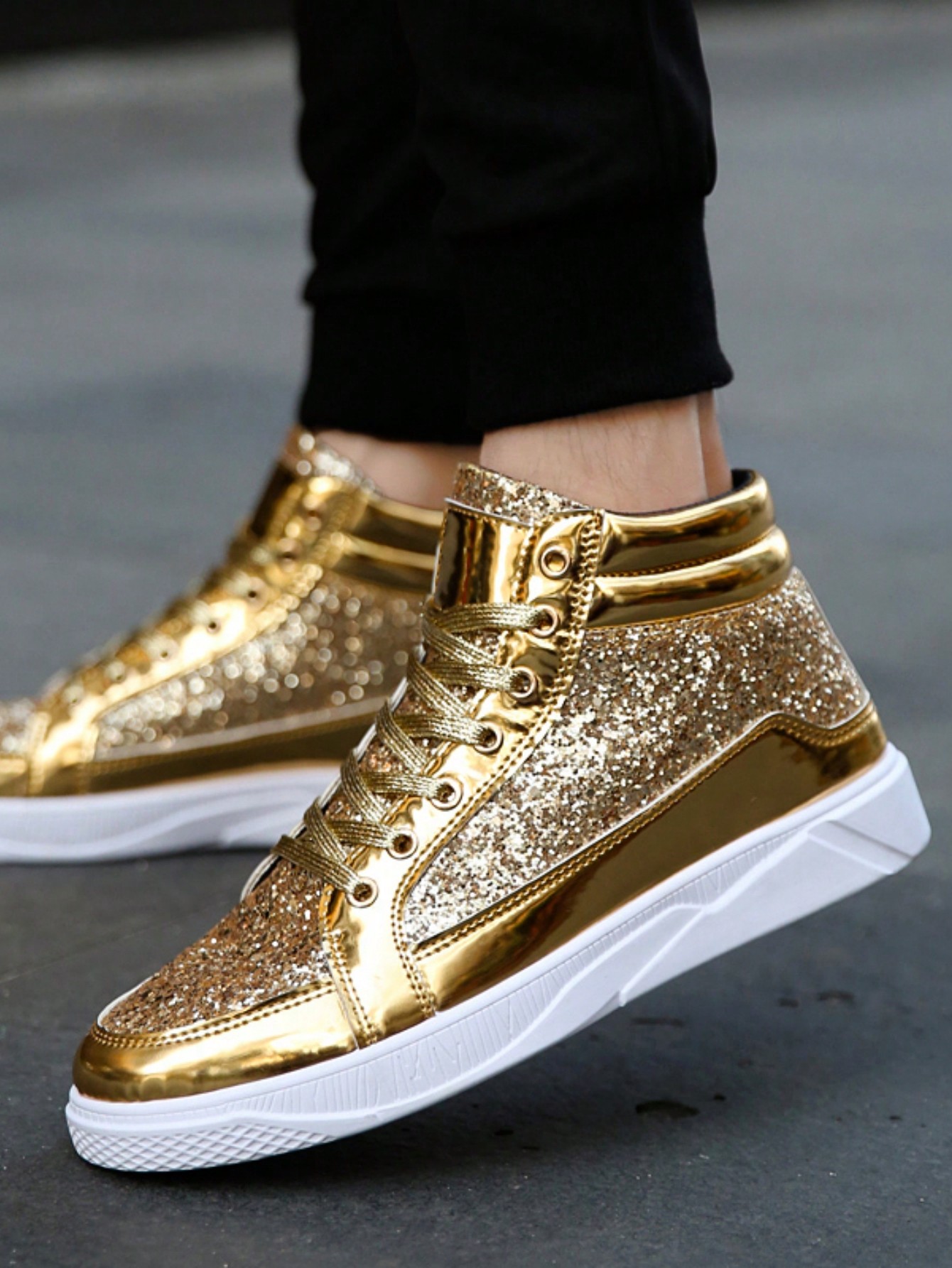 цена Мужская блестящая простая модная повседневная обувь с блестками, золото