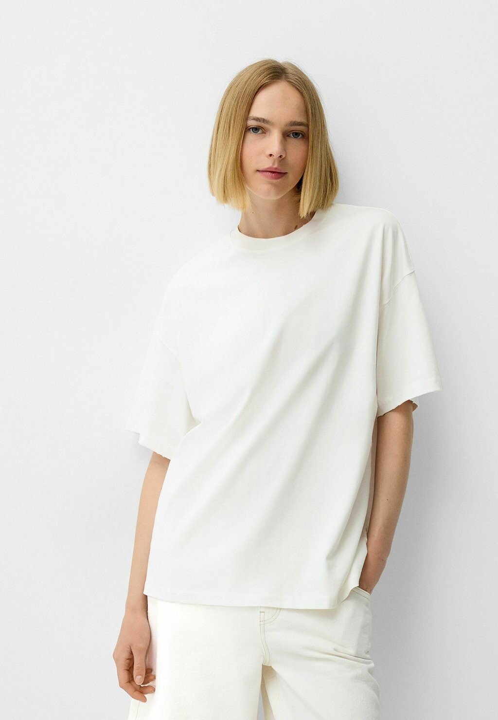 

Базовая футболка OVERSIZED SHORT SLEEVE Bershka, белый