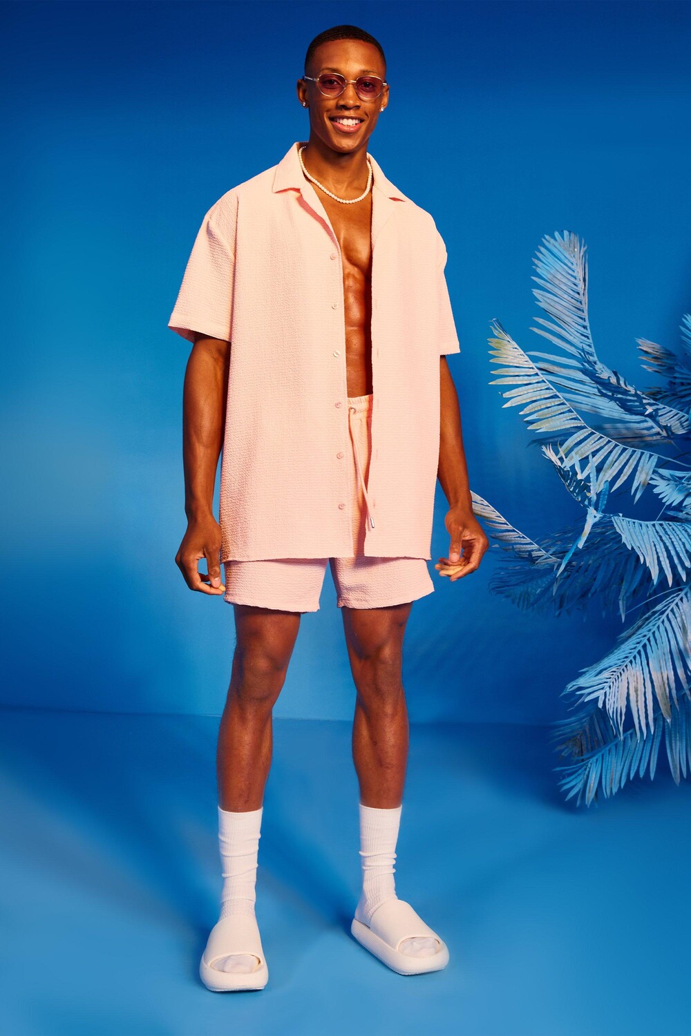 

Рубашка оверсайз из мятки и короткие Boohoo, розовый