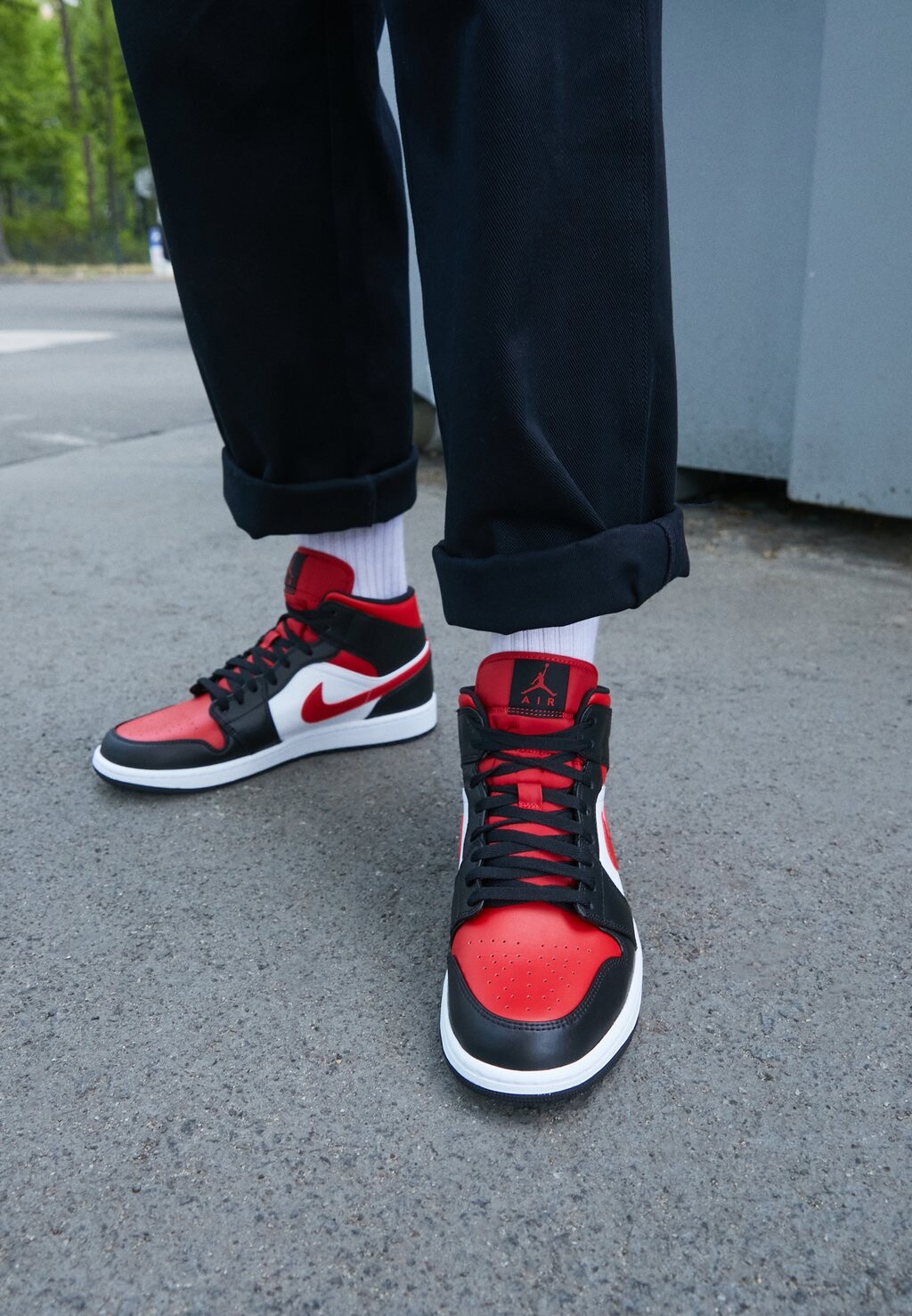 

Высокие кроссовки Jordan Air Jordan 1 Mid, черный / огненно-красный