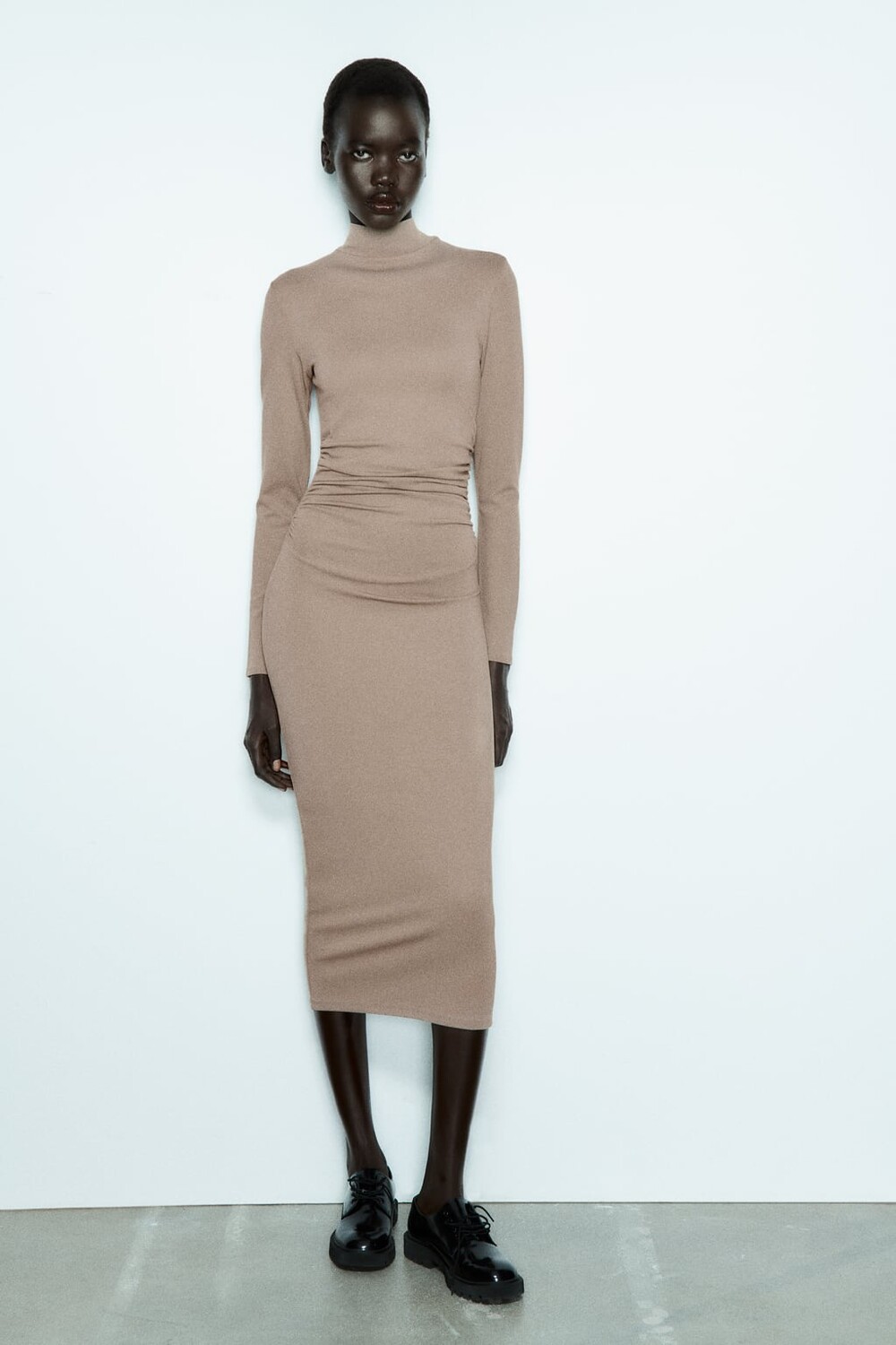 

Платье миди со сборками ZARA, кэмел