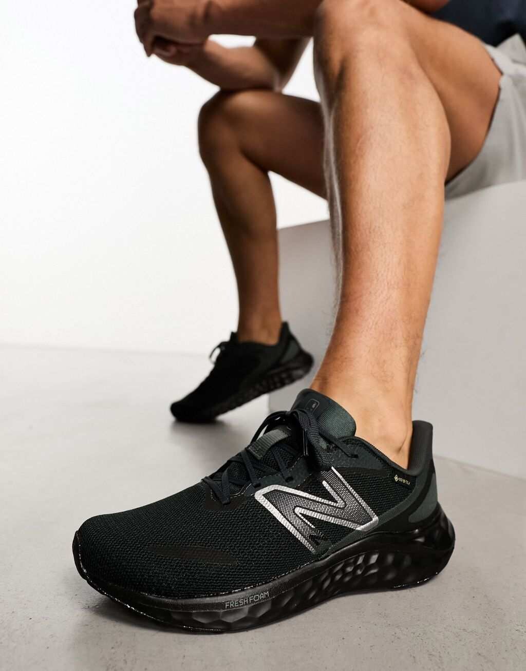 

New Balance Running Arishi V4 в черном и серебристом цветах