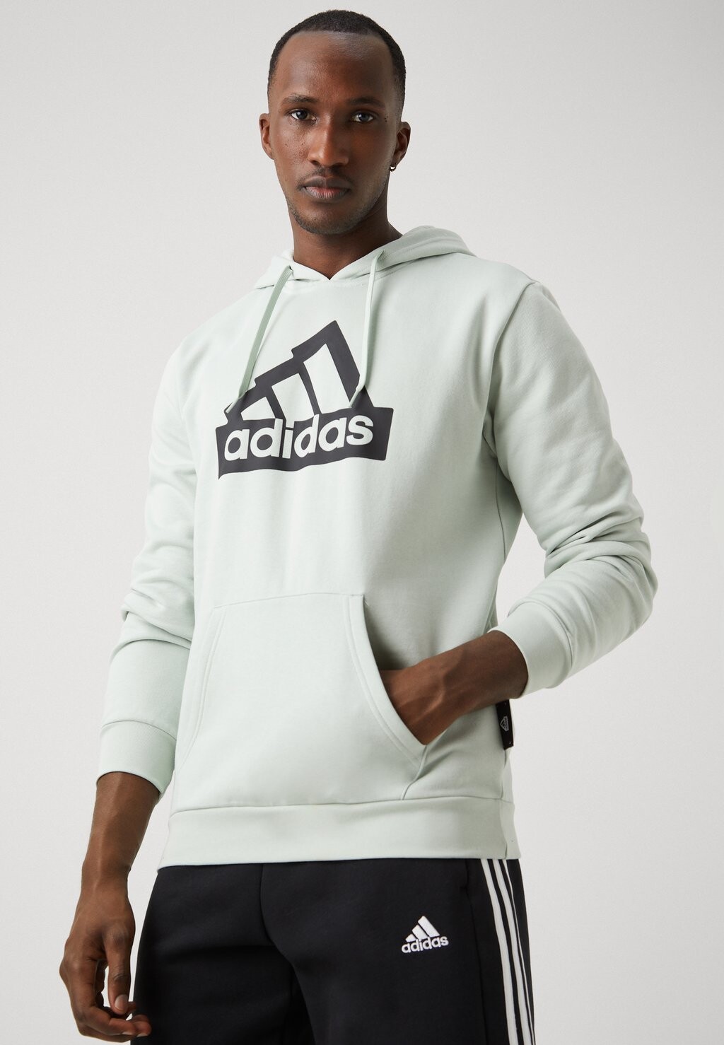 

Толстовка с капюшоном MODERN ESSENTIALS GRAPHIC HOODIE adidas, светло-зеленый
