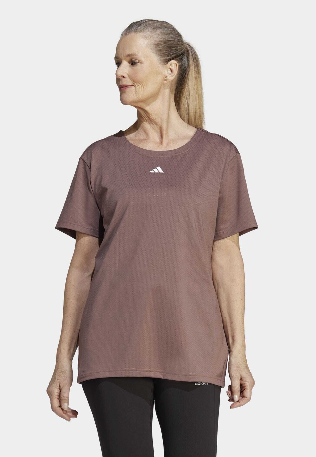 

Базовая футболка Adidas